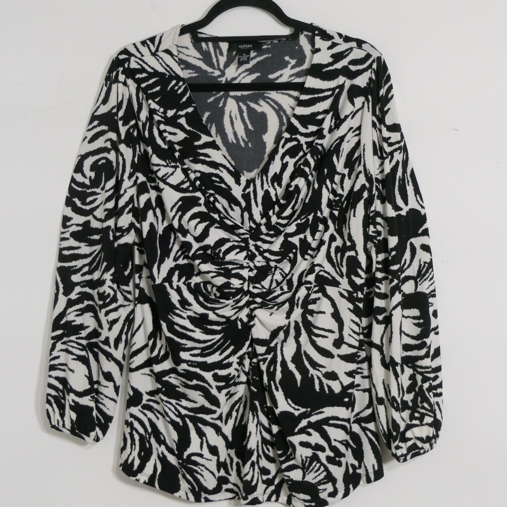 Alfani Womens Blouse 1X Black White Abstract Ruched Stretch Flowy Feminine Chic